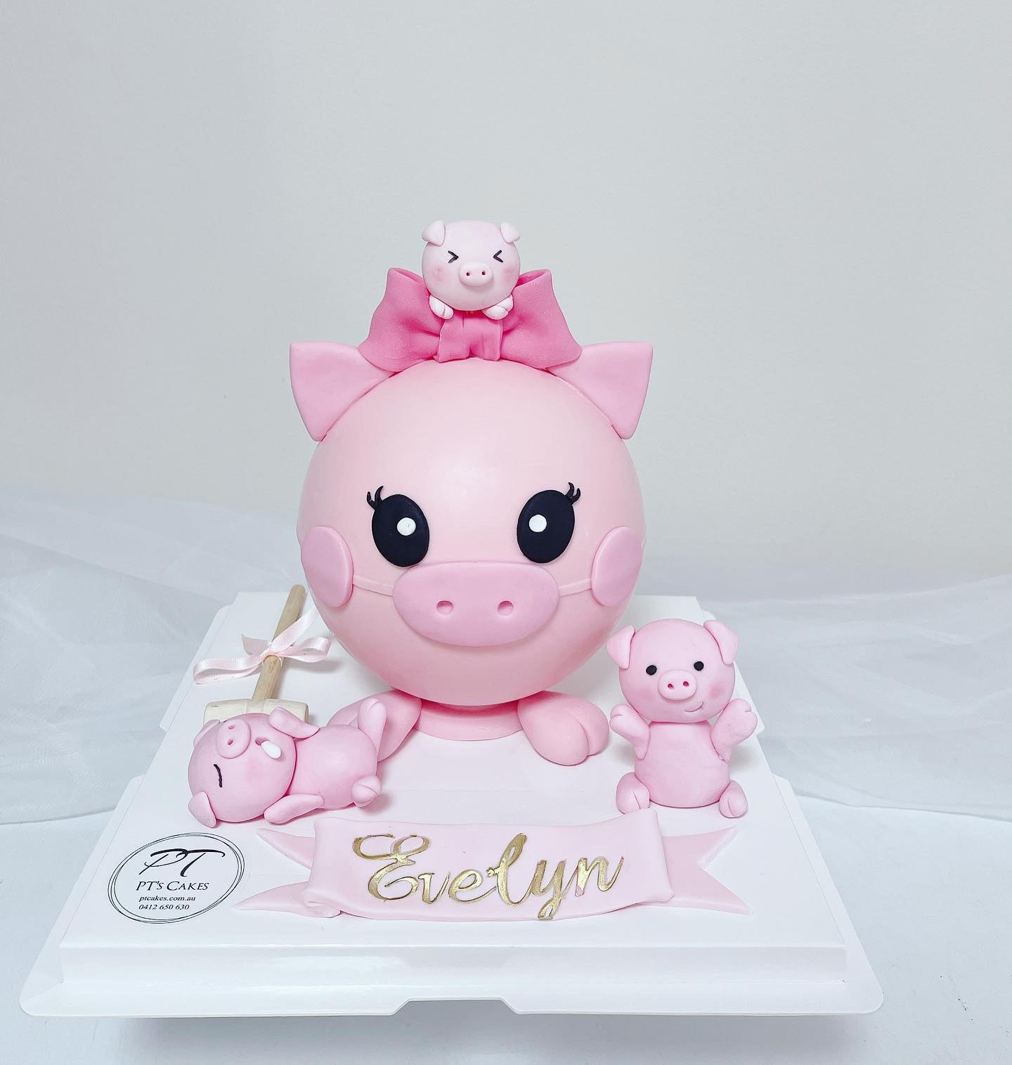Piggy Family Piñata cake